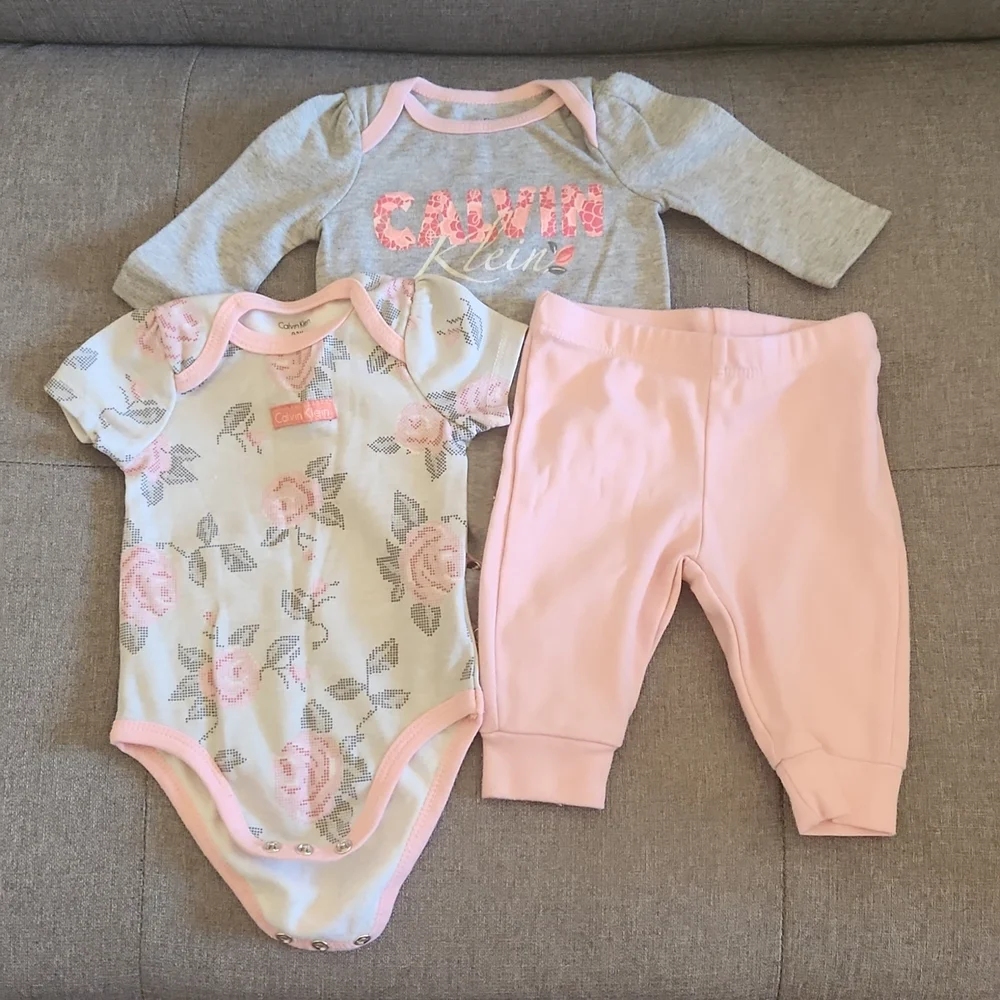 Calvin Klein 3-piece bodysuits and pants set pink gray 0-3 Months